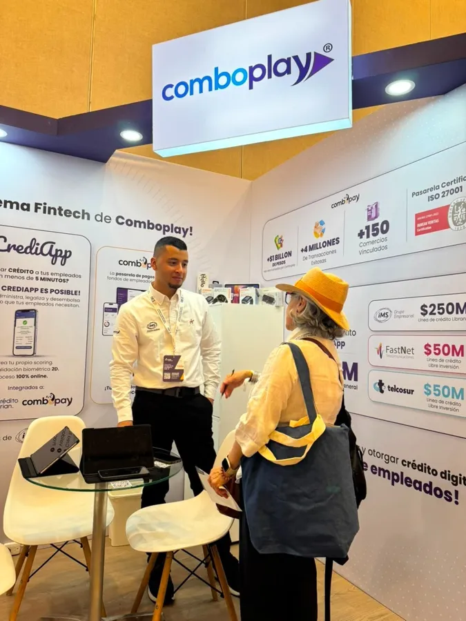 José Martínez conversa con asistentes en el stand de Comboplay
